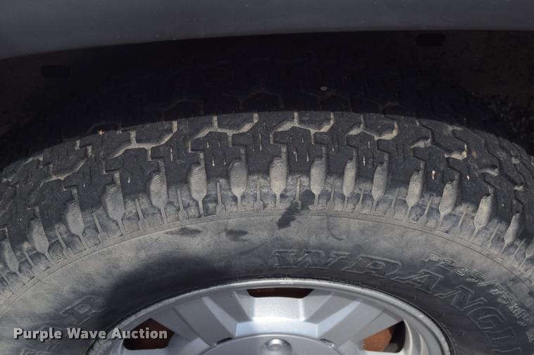 image for item L2530 2006 Chevrolet Colorado Crew Cab pickup truck