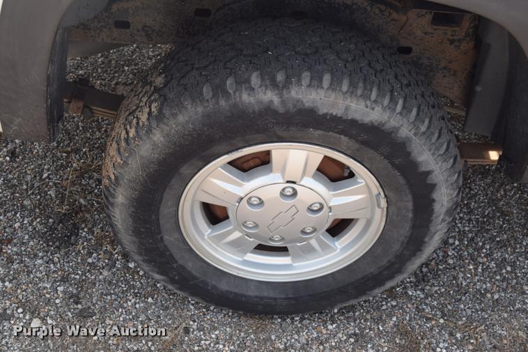 image for item L2530 2006 Chevrolet Colorado Crew Cab pickup truck