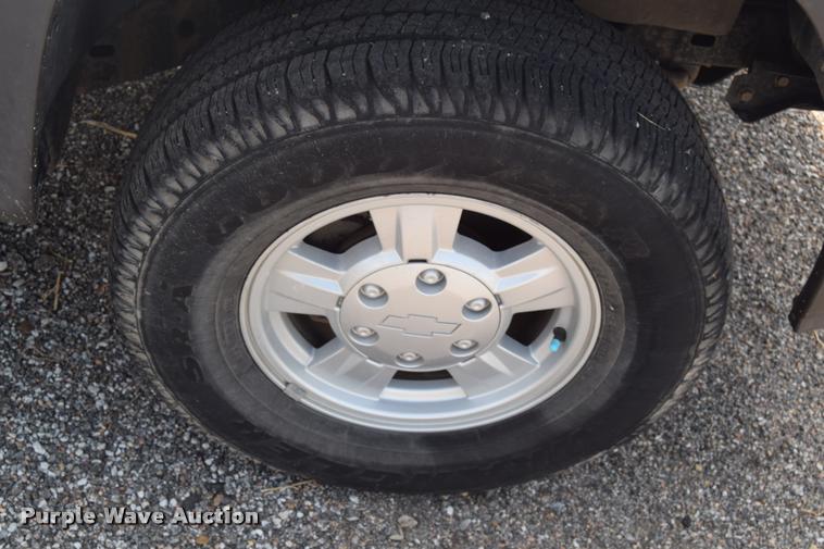 image for item L2530 2006 Chevrolet Colorado Crew Cab pickup truck