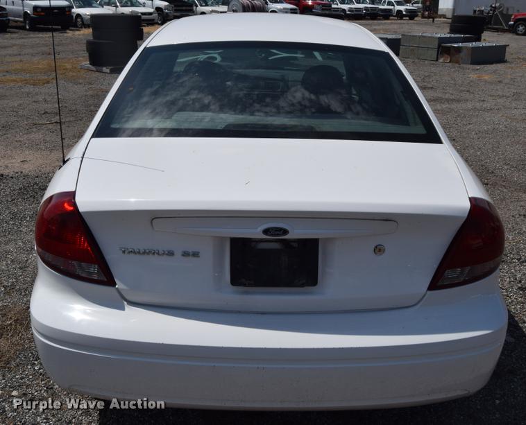 image for item L2531 2006 Ford Taurus SE