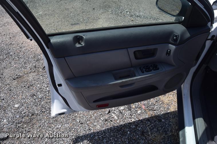 image for item L2531 2006 Ford Taurus SE