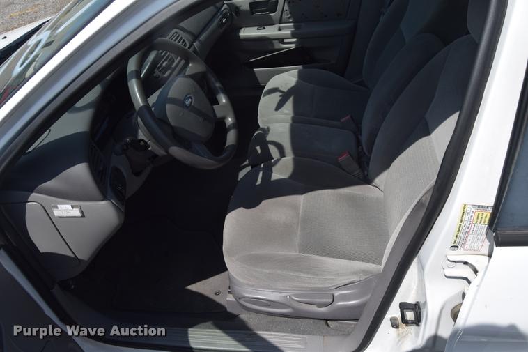 image for item L2531 2006 Ford Taurus SE