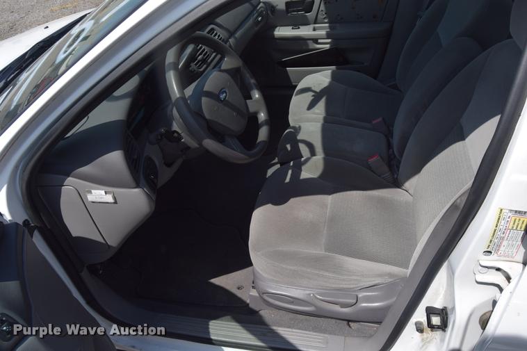 image for item L2531 2006 Ford Taurus SE