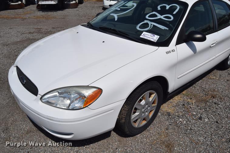 image for item L2531 2006 Ford Taurus SE