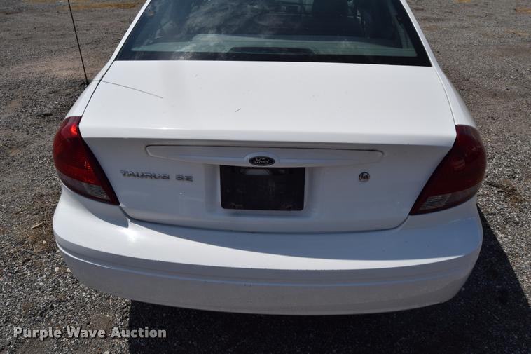 image for item L2531 2006 Ford Taurus SE