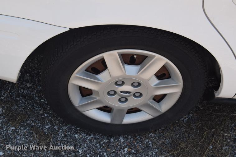 image for item L2531 2006 Ford Taurus SE