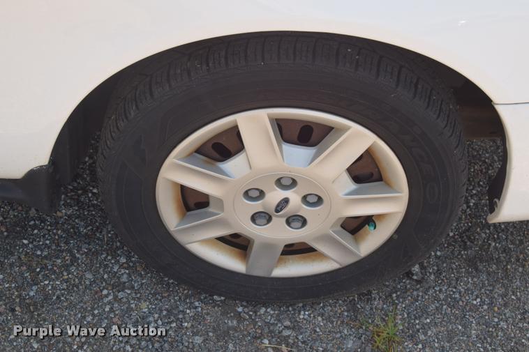 image for item L2531 2006 Ford Taurus SE