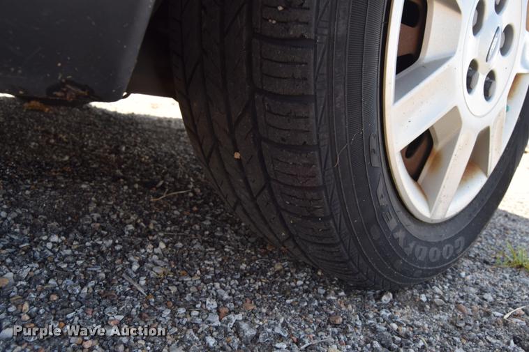 image for item L2531 2006 Ford Taurus SE