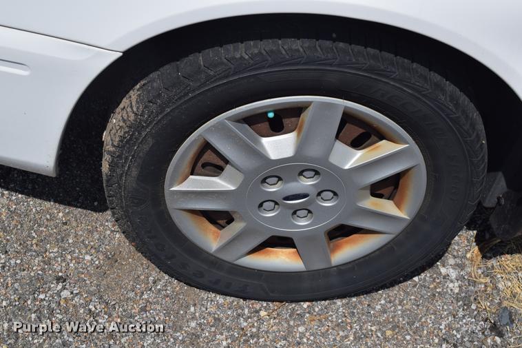 image for item L2531 2006 Ford Taurus SE