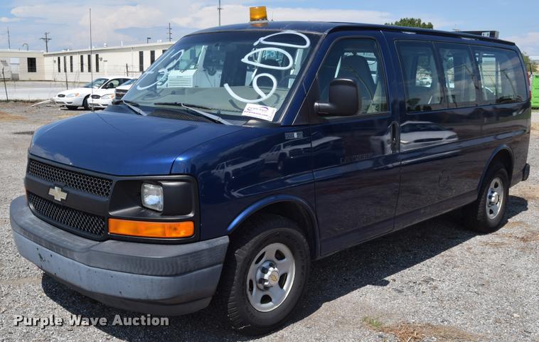 image for item L2532 2004 Chevrolet Express 1500 van