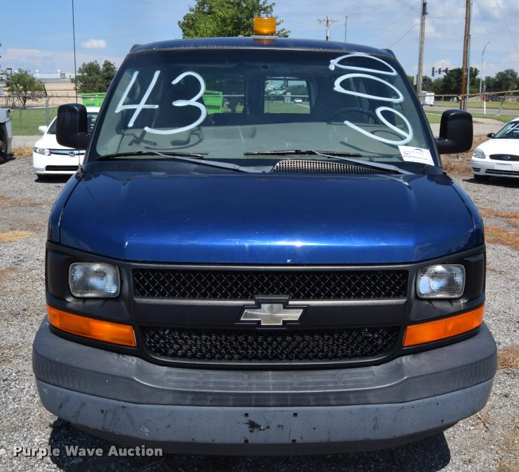 image for item L2532 2004 Chevrolet Express 1500 van