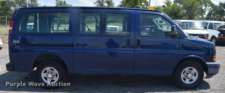 image for item L2532 2004 Chevrolet Express 1500 van