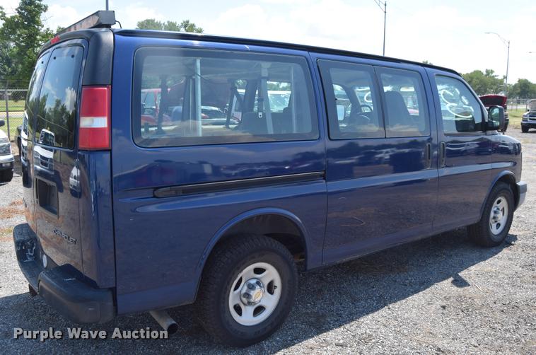 image for item L2532 2004 Chevrolet Express 1500 van