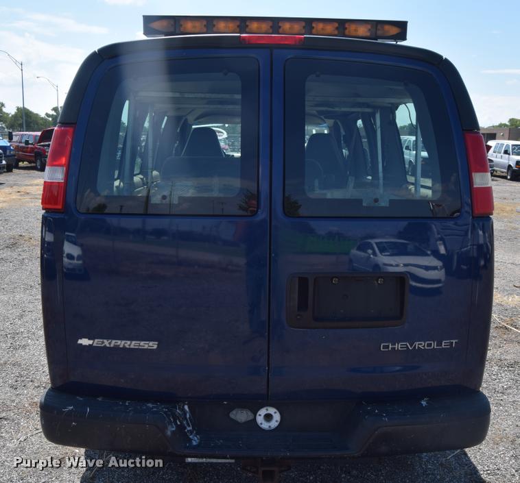 image for item L2532 2004 Chevrolet Express 1500 van