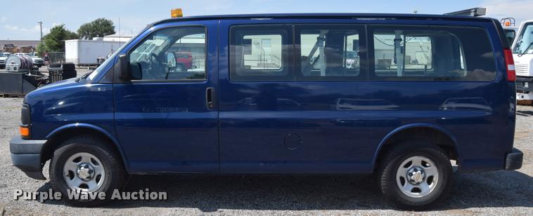image for item L2532 2004 Chevrolet Express 1500 van