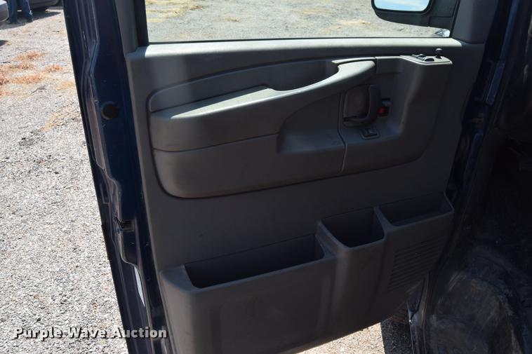 image for item L2532 2004 Chevrolet Express 1500 van