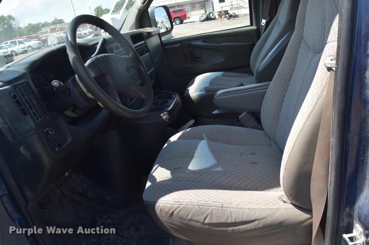 image for item L2532 2004 Chevrolet Express 1500 van