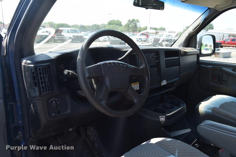 image for item L2532 2004 Chevrolet Express 1500 van