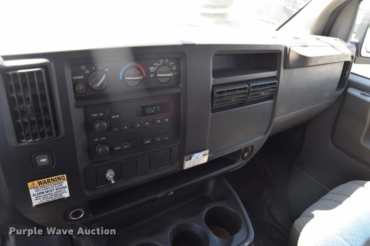 image for item L2532 2004 Chevrolet Express 1500 van