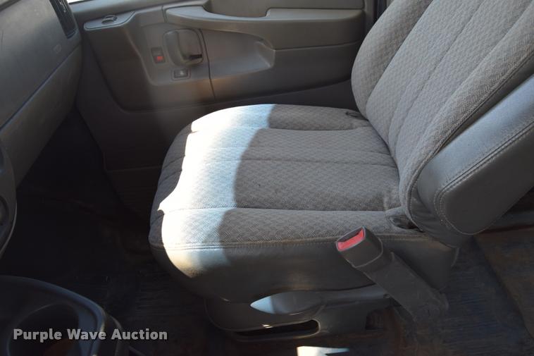 image for item L2532 2004 Chevrolet Express 1500 van