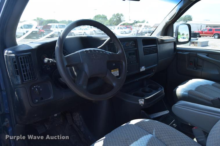image for item L2532 2004 Chevrolet Express 1500 van