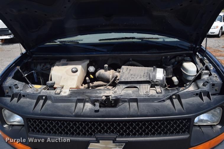 image for item L2532 2004 Chevrolet Express 1500 van