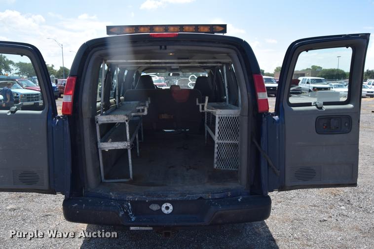 image for item L2532 2004 Chevrolet Express 1500 van