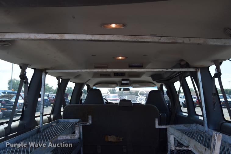 image for item L2532 2004 Chevrolet Express 1500 van