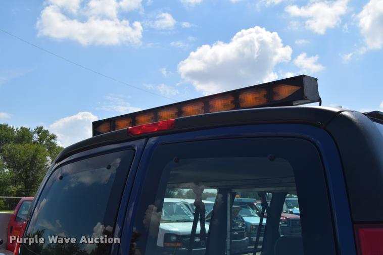 image for item L2532 2004 Chevrolet Express 1500 van