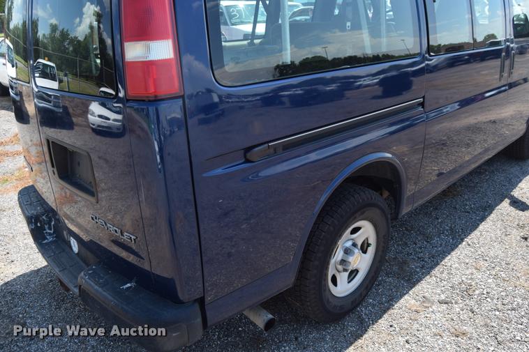image for item L2532 2004 Chevrolet Express 1500 van