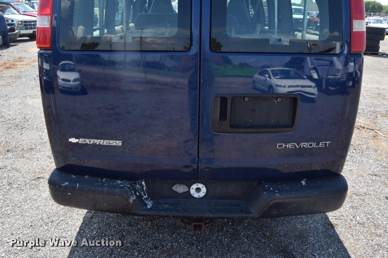 image for item L2532 2004 Chevrolet Express 1500 van