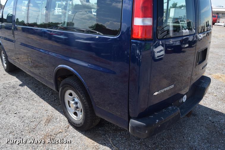 image for item L2532 2004 Chevrolet Express 1500 van