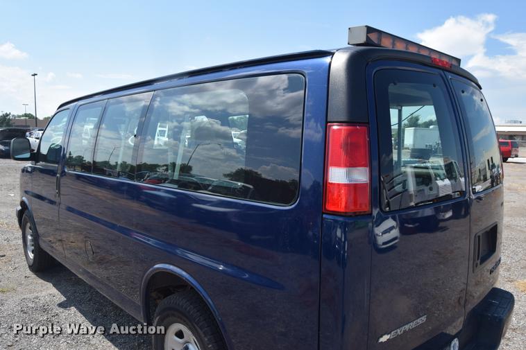 image for item L2532 2004 Chevrolet Express 1500 van