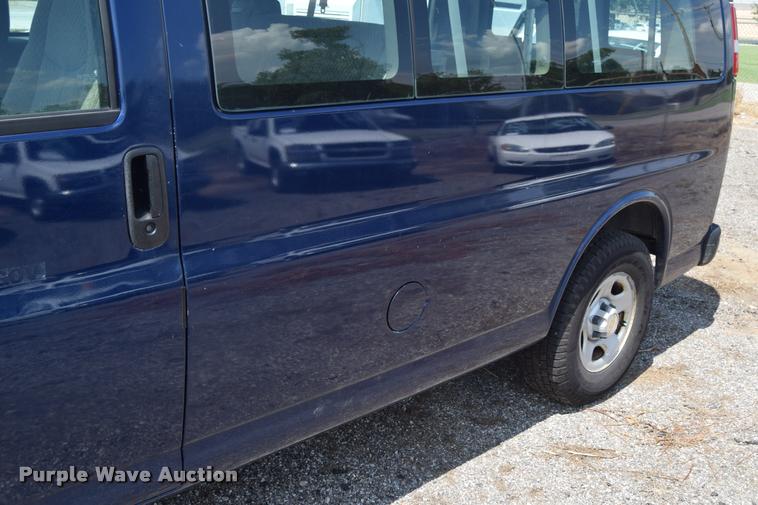 image for item L2532 2004 Chevrolet Express 1500 van