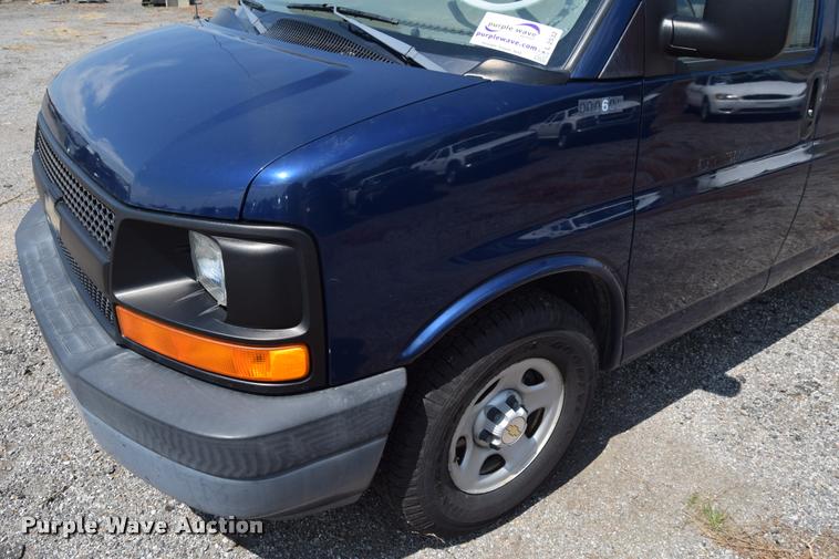 image for item L2532 2004 Chevrolet Express 1500 van