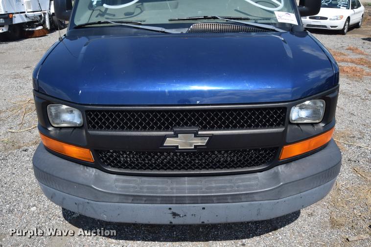 image for item L2532 2004 Chevrolet Express 1500 van