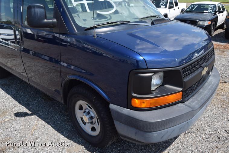 image for item L2532 2004 Chevrolet Express 1500 van