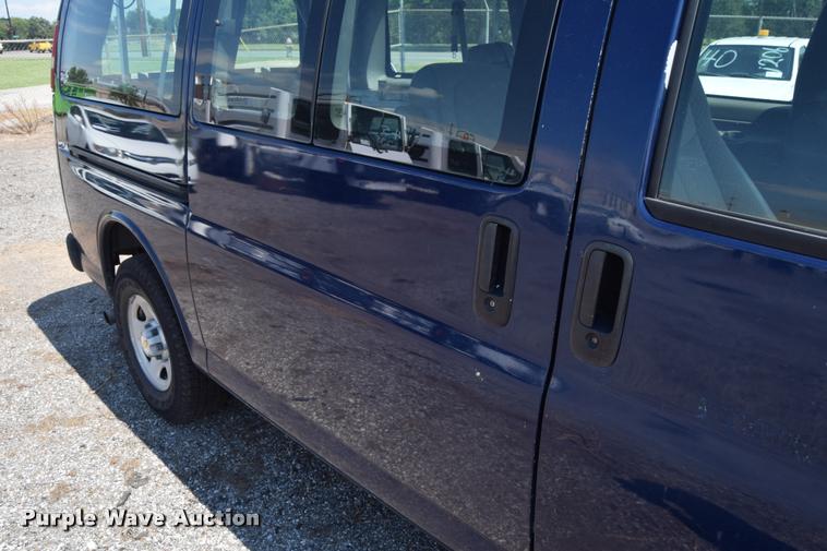 image for item L2532 2004 Chevrolet Express 1500 van