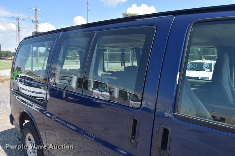 image for item L2532 2004 Chevrolet Express 1500 van