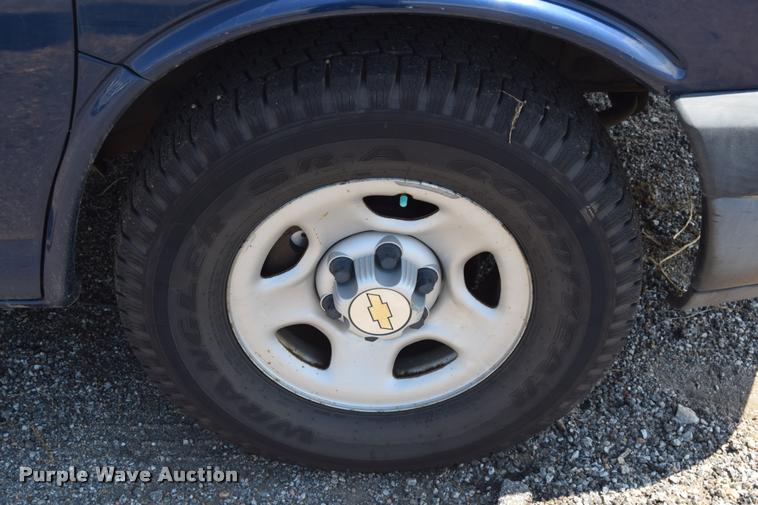 image for item L2532 2004 Chevrolet Express 1500 van