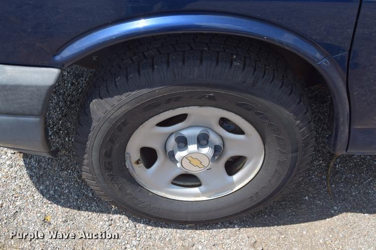 image for item L2532 2004 Chevrolet Express 1500 van