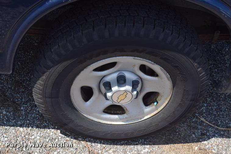 image for item L2532 2004 Chevrolet Express 1500 van