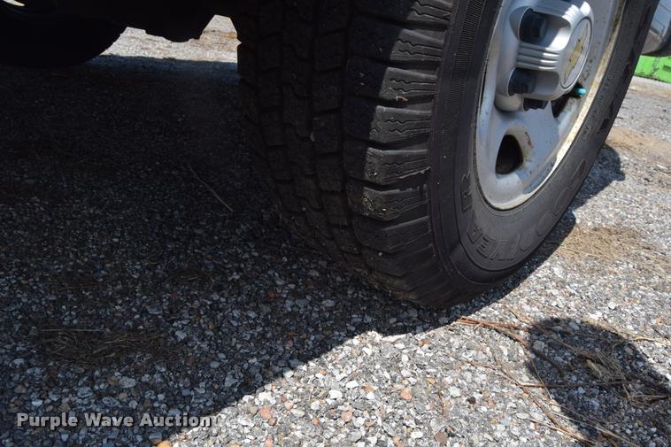 image for item L2532 2004 Chevrolet Express 1500 van