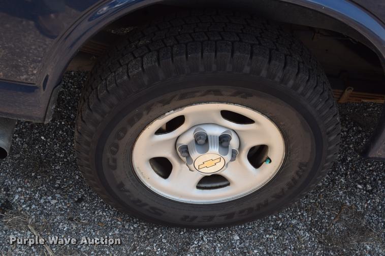 image for item L2532 2004 Chevrolet Express 1500 van