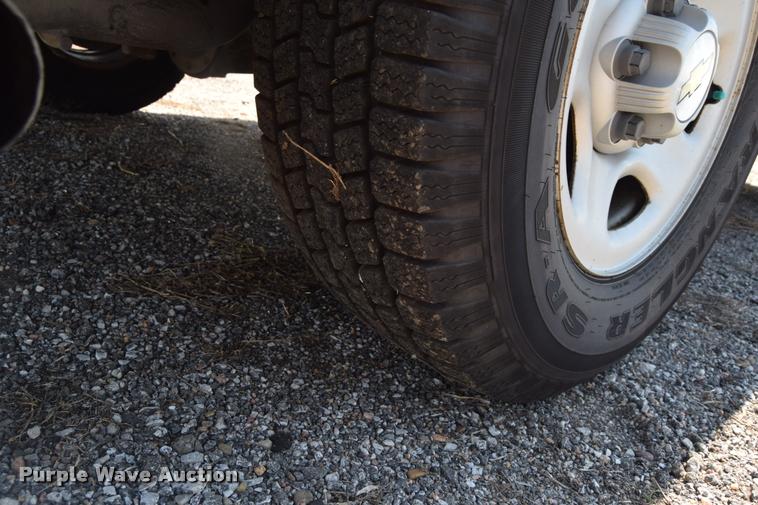 image for item L2532 2004 Chevrolet Express 1500 van