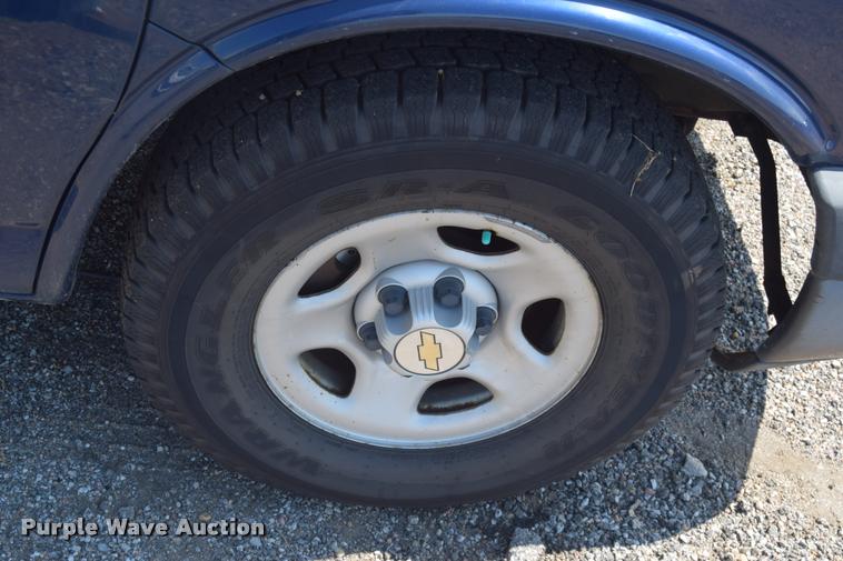 image for item L2532 2004 Chevrolet Express 1500 van