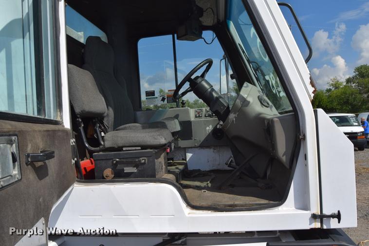 image for item L2534 2010 Allianz Johnston 3000 street sweeper