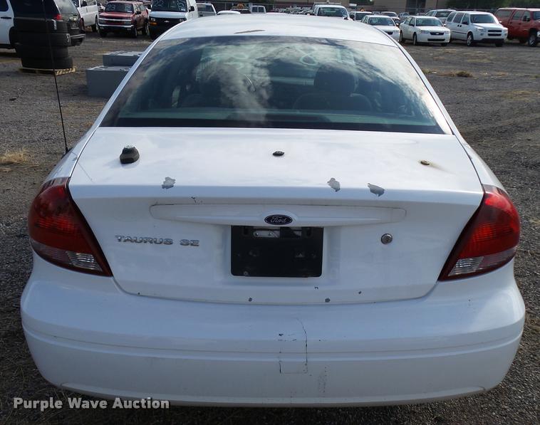 image for item L2537 2006 Ford Taurus SE