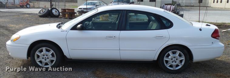 image for item L2537 2006 Ford Taurus SE