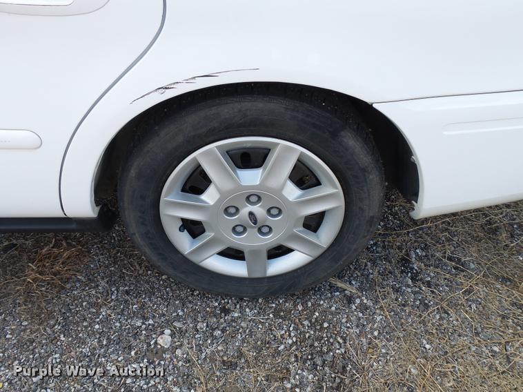 image for item L2537 2006 Ford Taurus SE